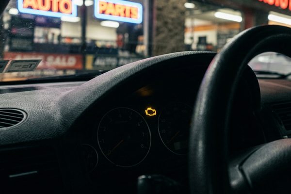 Motor Arıza Lambası Neden Yanar? Ustaya Gitmeden Önce Bilmeniz Gerekenler